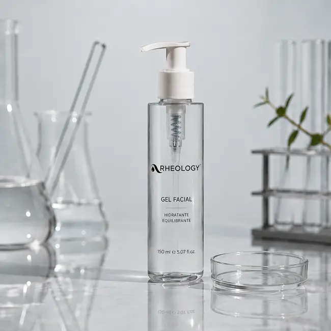 Envase conceptual del gel facial junto a material de laboratorio