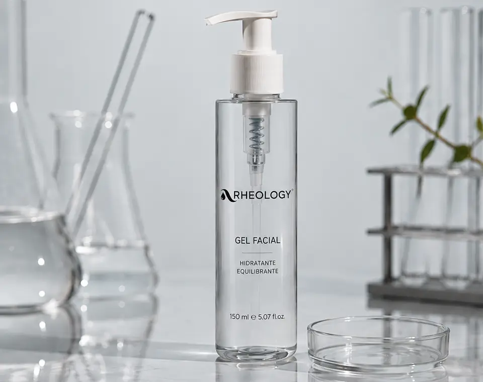 Envase conceptual del gel facial junto a material de laboratorio